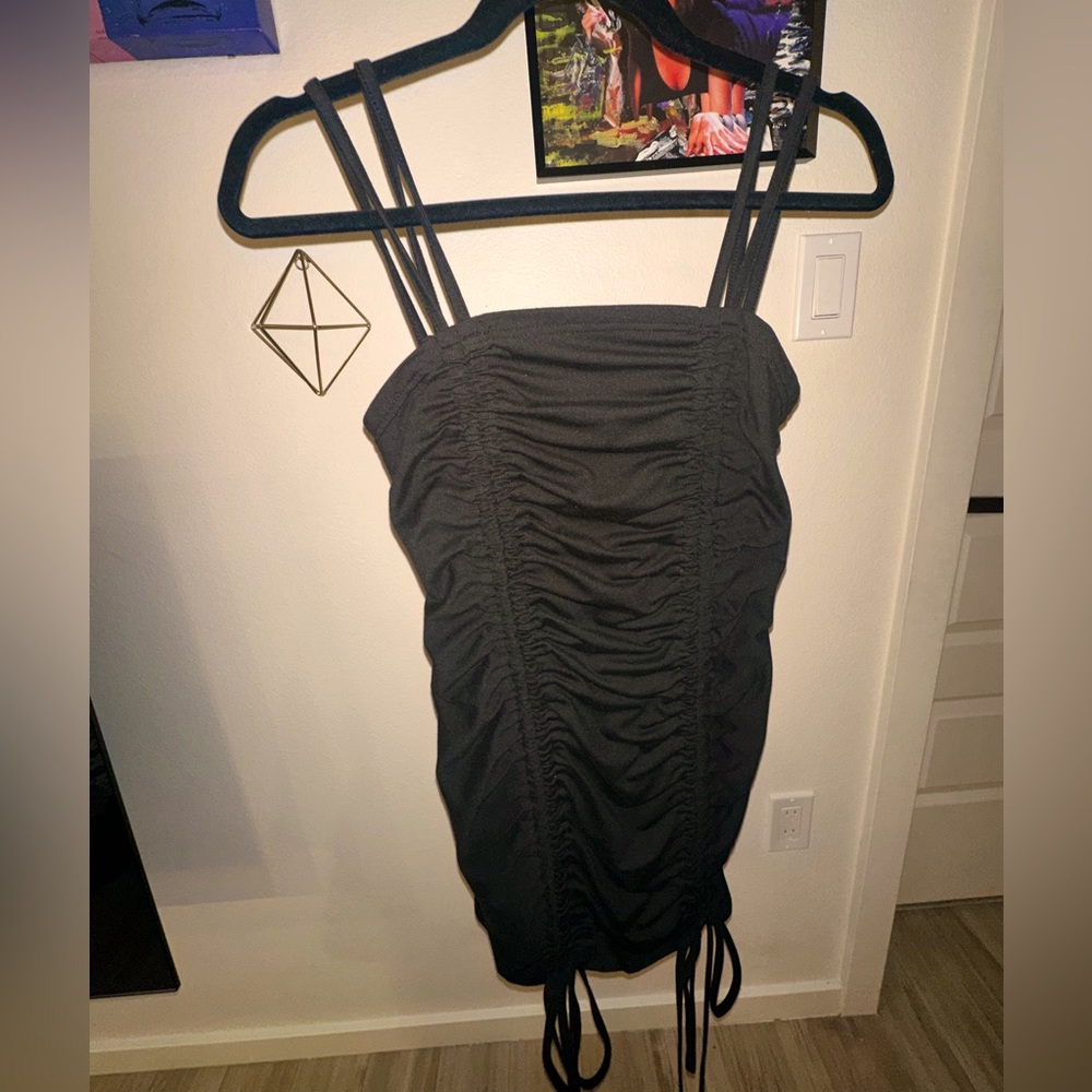 LITTLE BLACK DRESS - WOMEN / JUNIOR SIZE MEDIUM - LIKE NEW - ADJUSTABLE TIES -